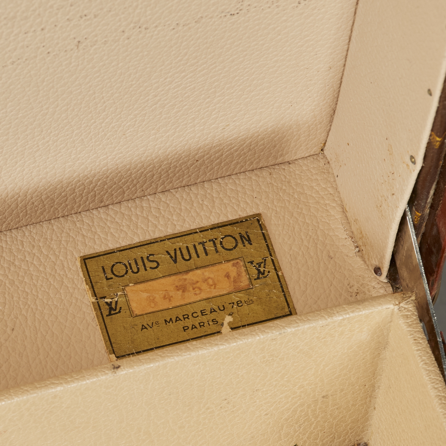 Sold at Auction: Louis Vuitton, Louis Vuitton LV Change Purse for Saks 5th  Ave