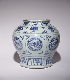 A CHINESE BLUE AND WHITE BALUSTER 'CRANES' VASE - Jiajing