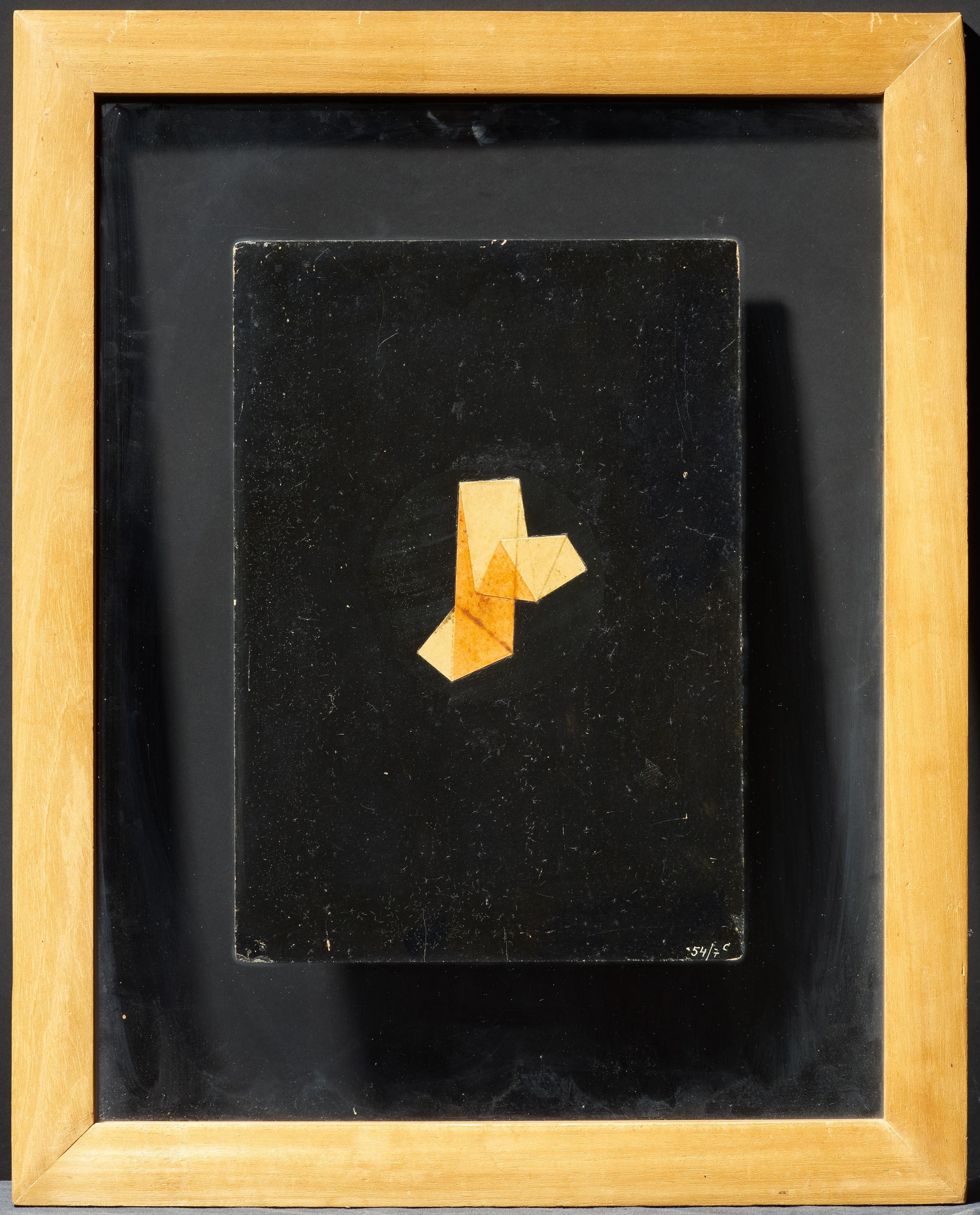 Artwork by Hermann Glöckner, Kleine rot-weiße Faltung auf Schwarz., Made of Folded Japan paper and laquer on black primed card. Verso laquer and India ink on white primer