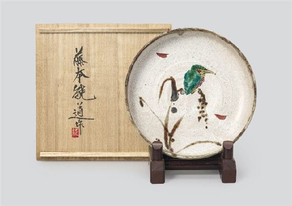 Flat bowl depicting kingfisher in overglaze enamel by Yoshimichi Fujimoto