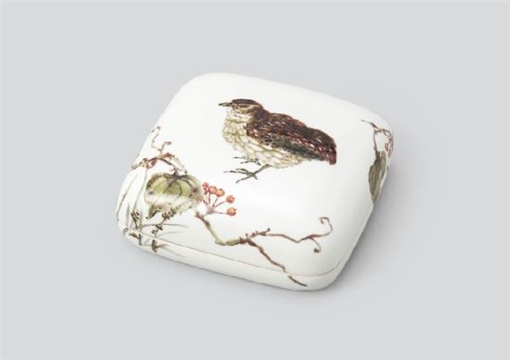 Covered box depicting smilax china and quail in overglaze enamel by Yoshimichi Fujimoto