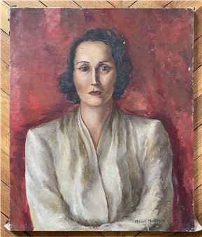 Portrait of a woman with a mid-corp on a red background - Marie Molfessis