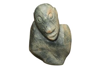 AN AFRICAN CARVED SERPENTINE SCULPTURE 'PARAMOUNT CHIEF' - Claud Nyanhongo