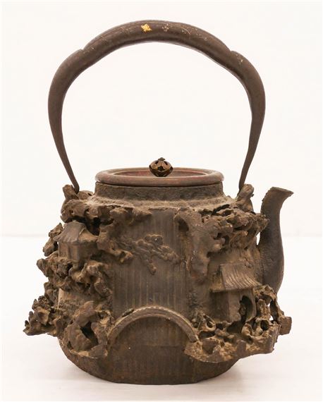 JAPANESE DECORATED CAST IRON TETSUBIN KETTLE - Kinryudo
