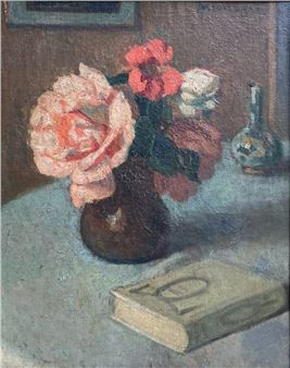 Bouquet de fleurs dans un vase près d'un livre sur une table - Emile Mesnager