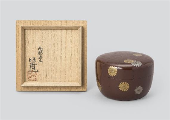 Natsume (tea caddy) with design of chrysanthemum in maki-e lacquer by Shosai Kitamura