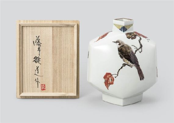 Flask depicting bulbul in overglaze enamel by Yoshimichi Fujimoto, 1980