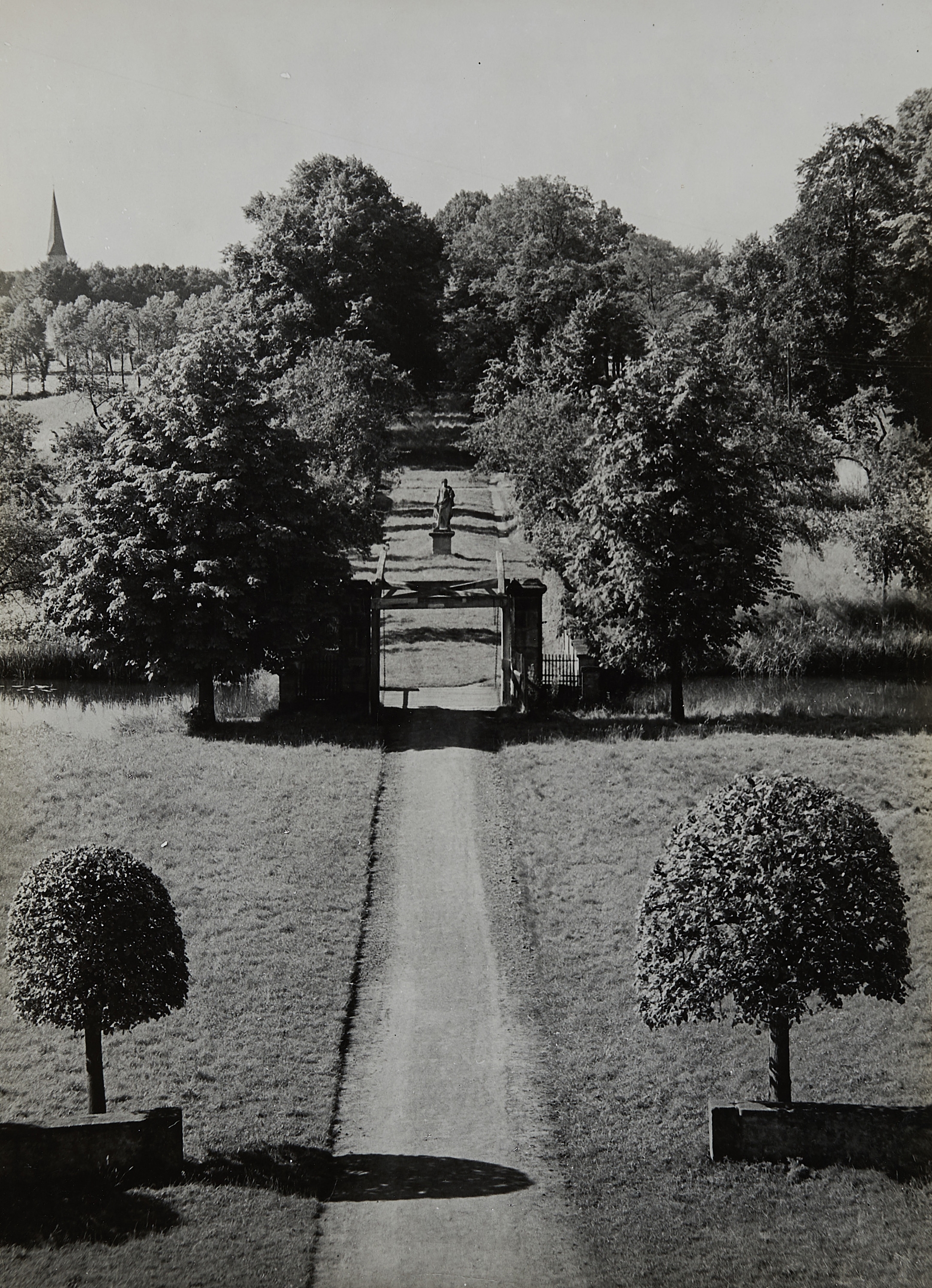 Blick auf Schloss Harkoken (Westteil Parklandschaft). by Albert Renger-Patzsch, circa 1936