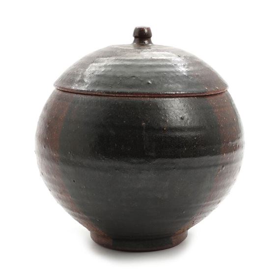 Kirsten Sloth | Round stoneware bowl with lid | MutualArt