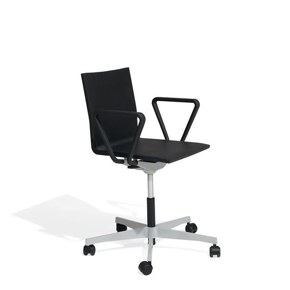 .04 task chair This swivel chair on a five-star base is height adjustable and has a flexible backrest. by Maarten van Severen, designed 2000
