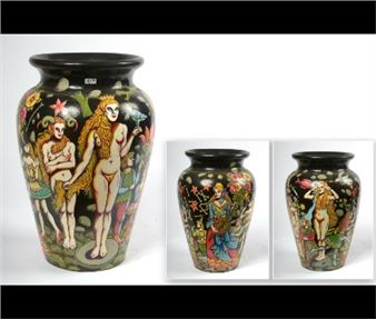 Grand vase à décor de "Personnages féminins surréalistes" sur fond noir. - Denyse Willem