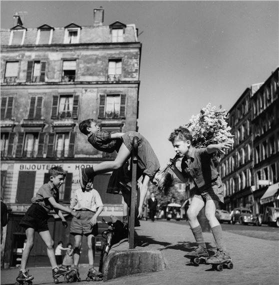 Les gosses à roulettes by Robert Doisneau, 1950s
