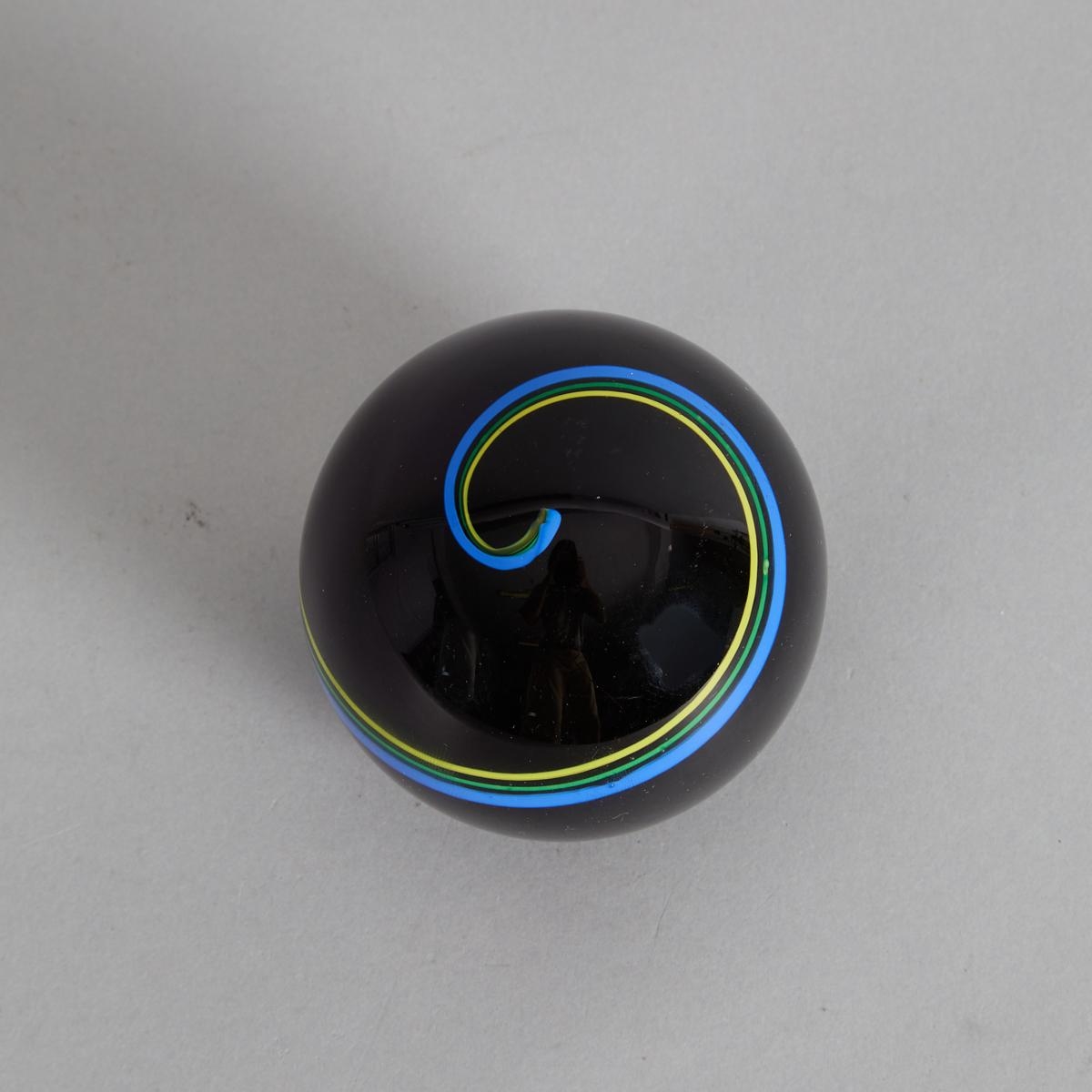 Peter Raos | A Peter Raos Art Glass Paperweight (1991) | MutualArt