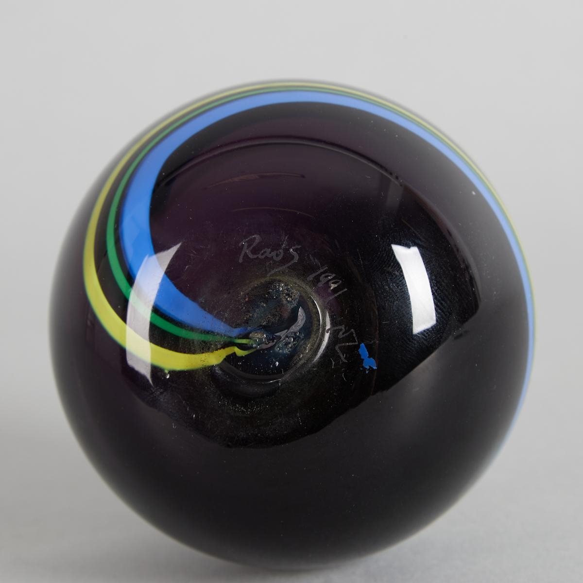 Peter Raos | A Peter Raos Art Glass Paperweight (1991) | MutualArt