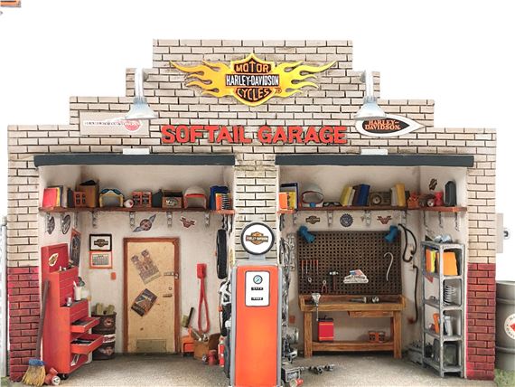 Franklin Mint | HARLEY-DAVIDSON SOFTAIL GARAGE (2002) | MutualArt