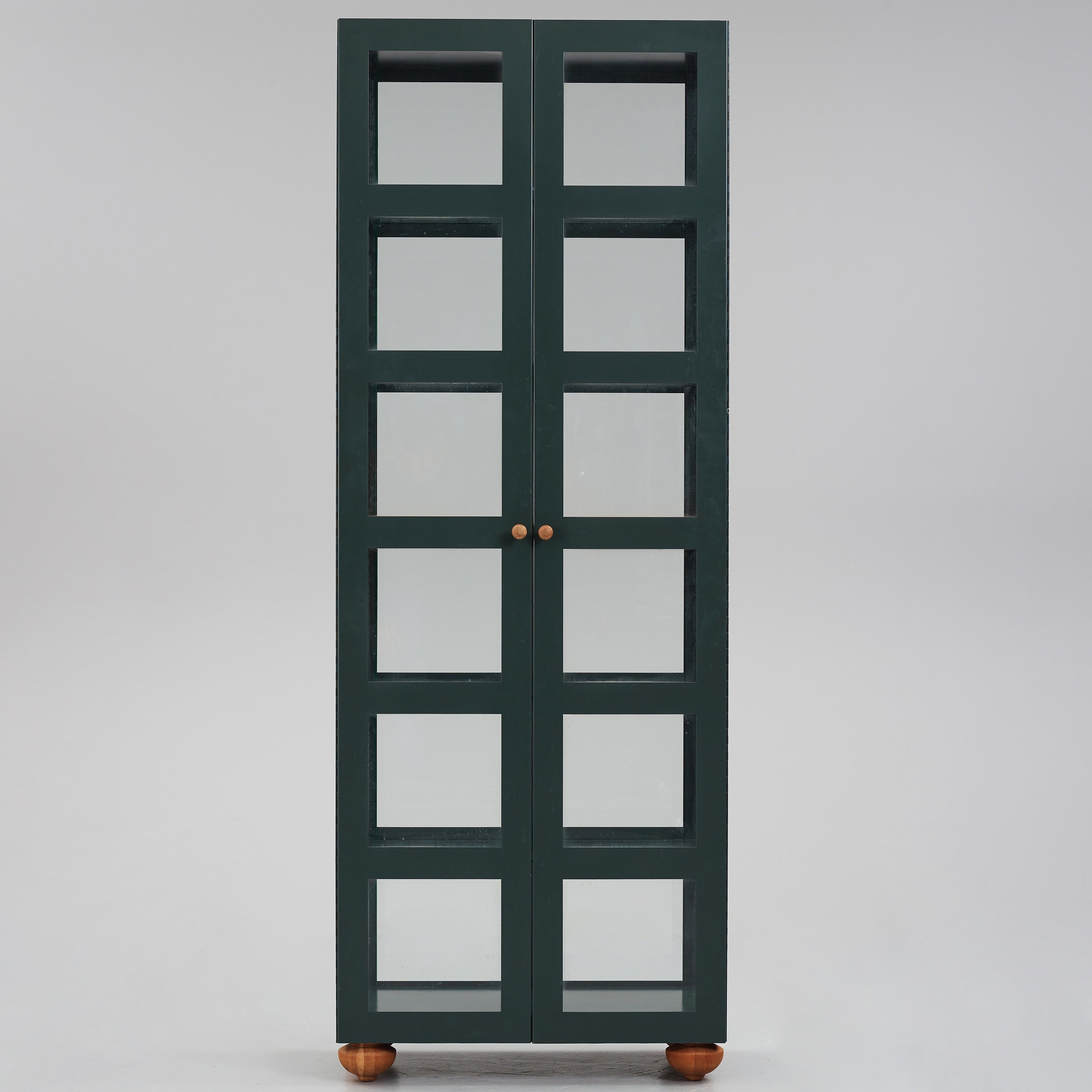 Artwork by Johanna Lagercrantz, a "Parad", Made of Green lacquered metal and glass