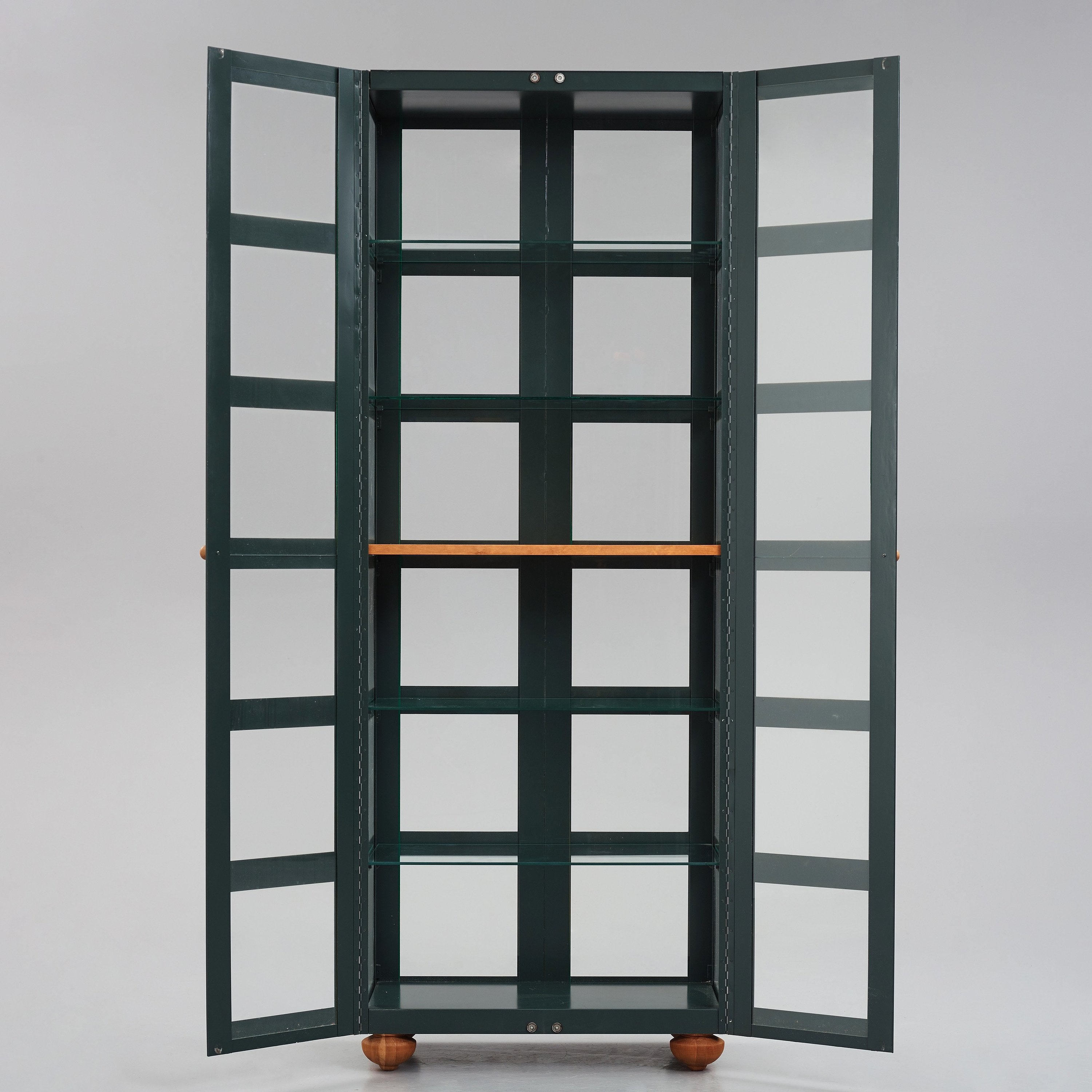 Artwork by Johanna Lagercrantz, a "Parad", Made of Green lacquered metal and glass