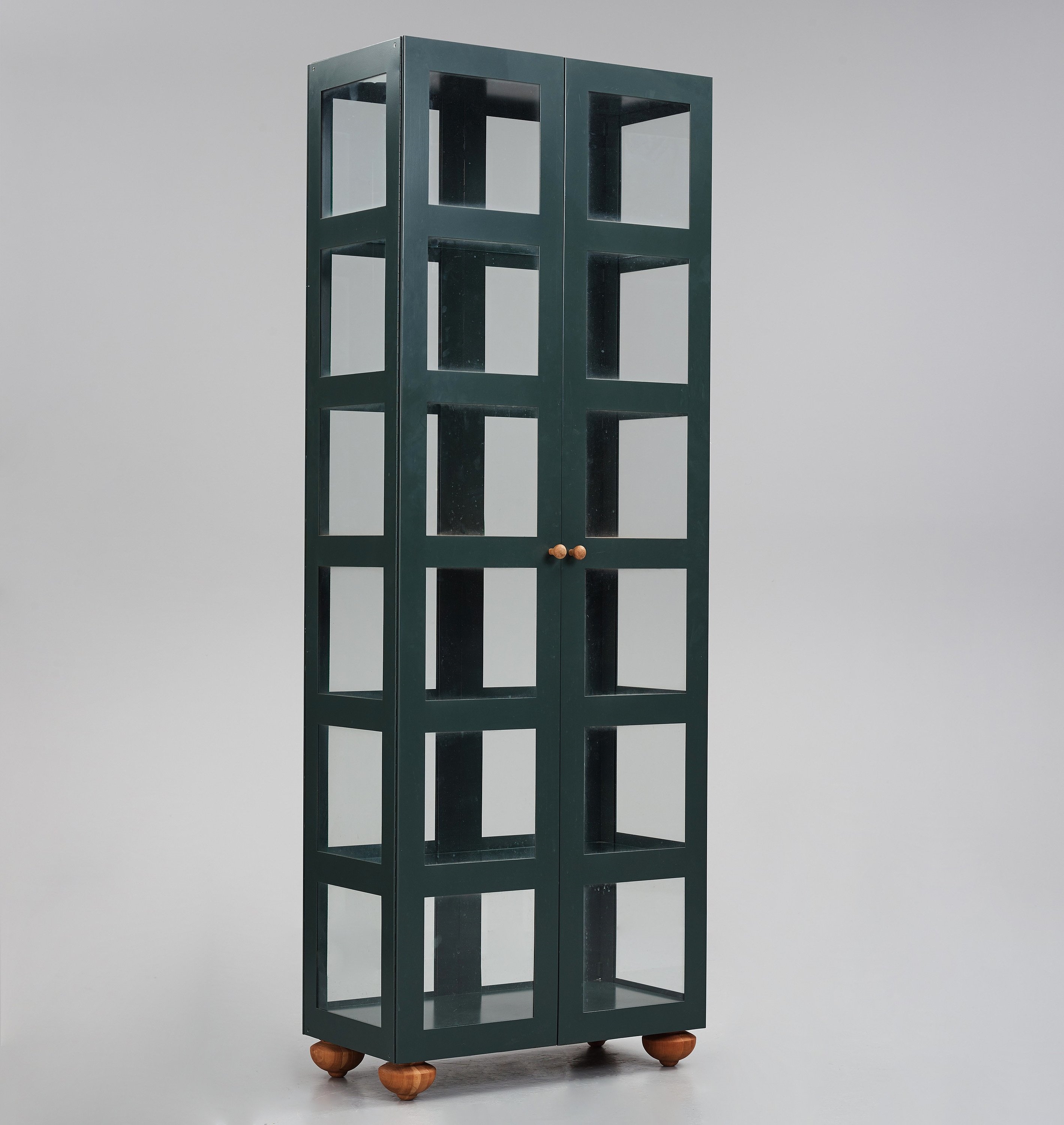 Artwork by Johanna Lagercrantz, a "Parad", Made of Green lacquered metal and glass