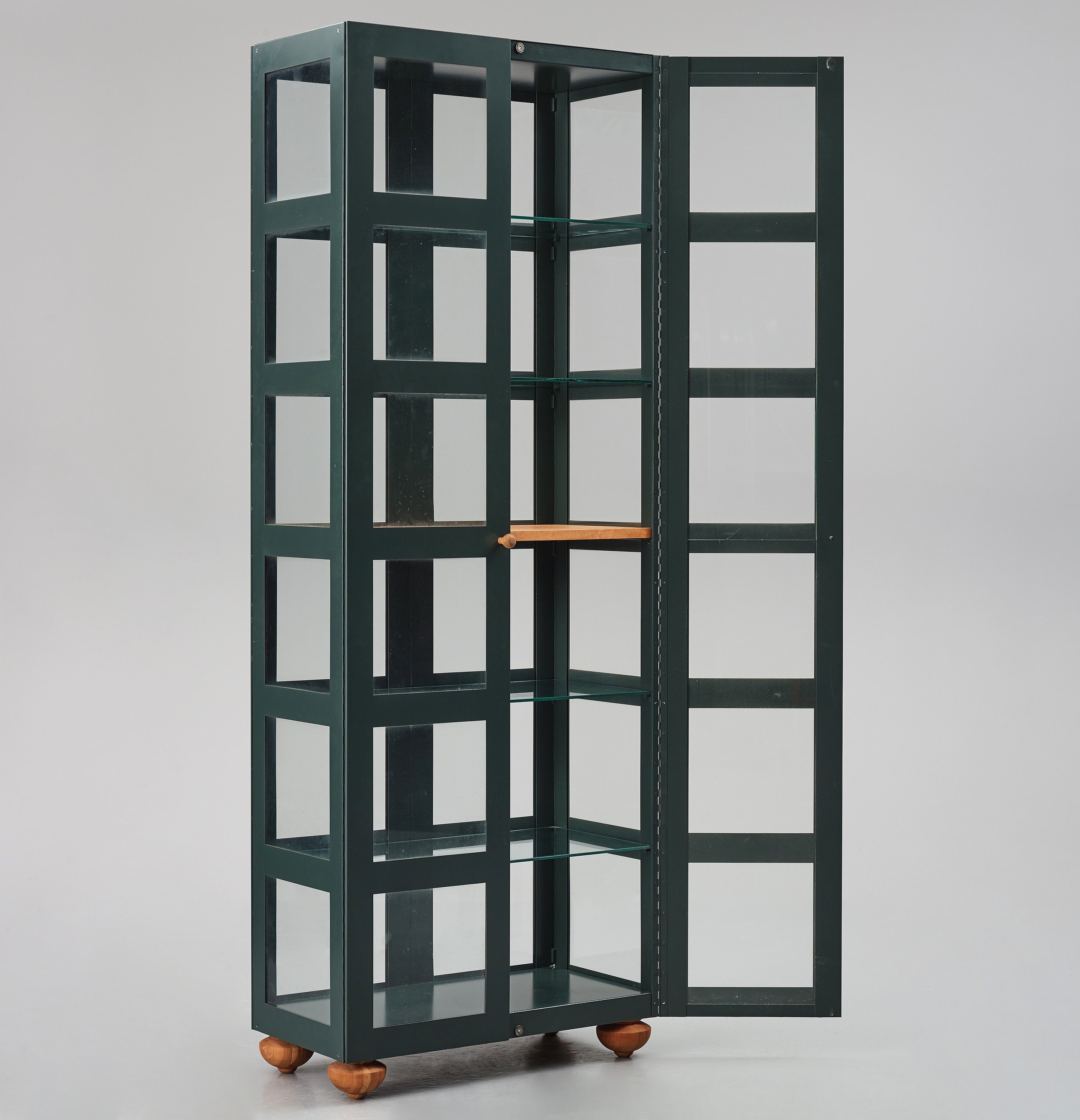 Artwork by Johanna Lagercrantz, a "Parad", Made of Green lacquered metal and glass