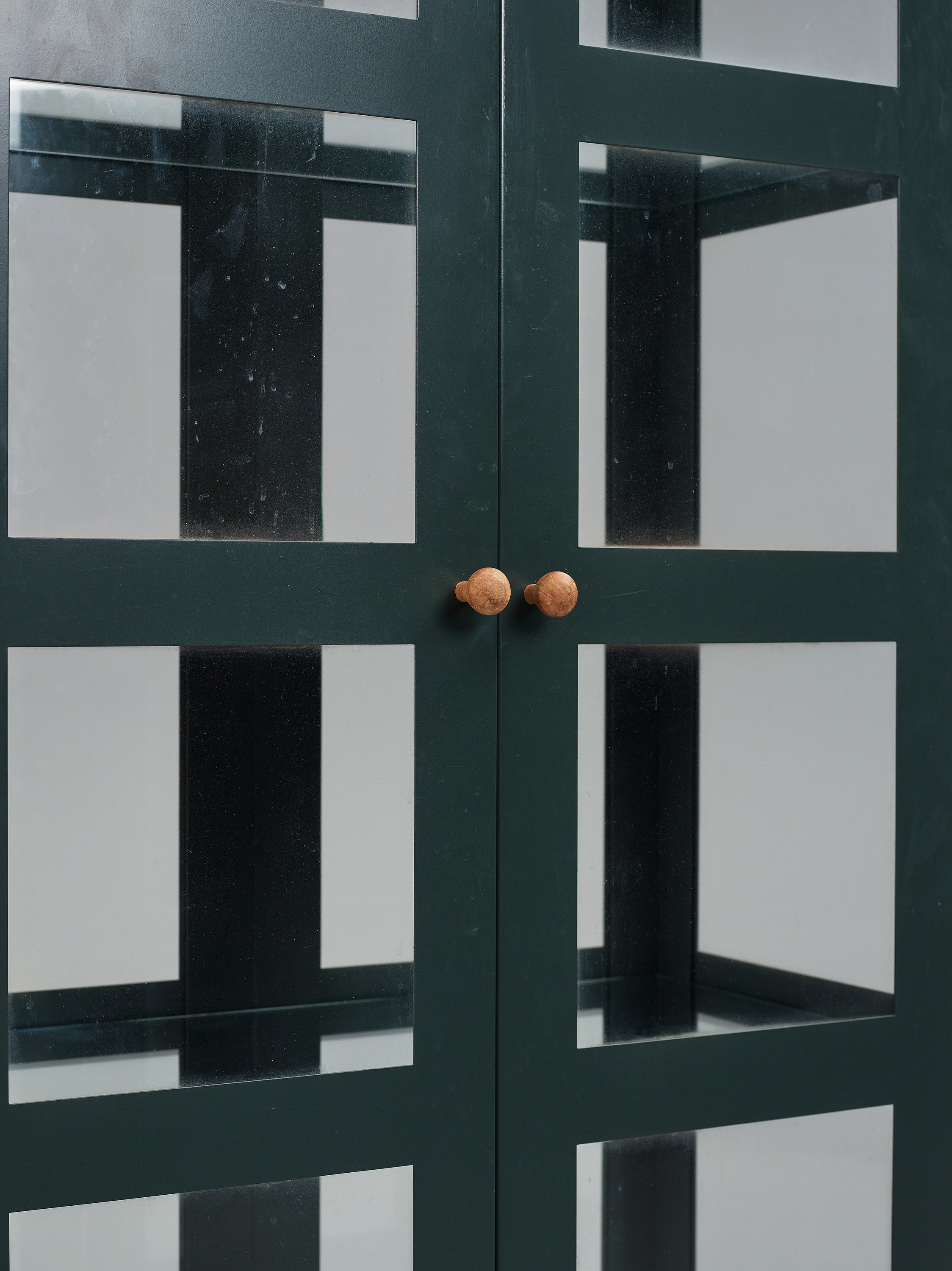 Artwork by Johanna Lagercrantz, a "Parad", Made of Green lacquered metal and glass