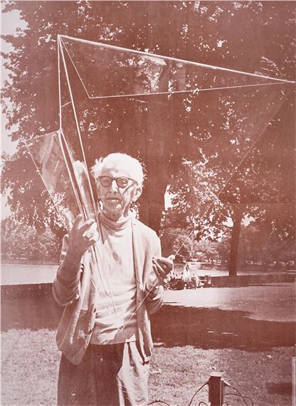 Hermann Glöckner, Der Künstler mit der Plastik "Räumliche Brechung eines Rechtecks"