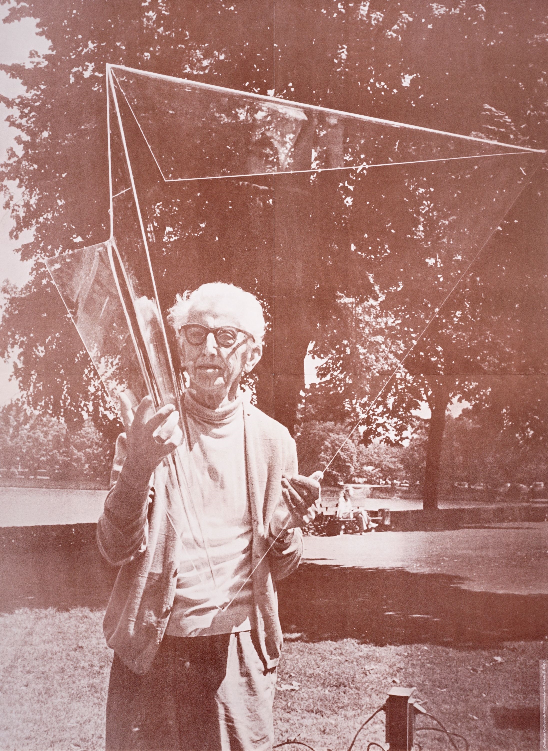 Artwork by Hermann Glöckner, Hermann Glöckner, Der Künstler mit der Plastik "Räumliche Brechung eines Rechtecks", Made of Collotype print in colours