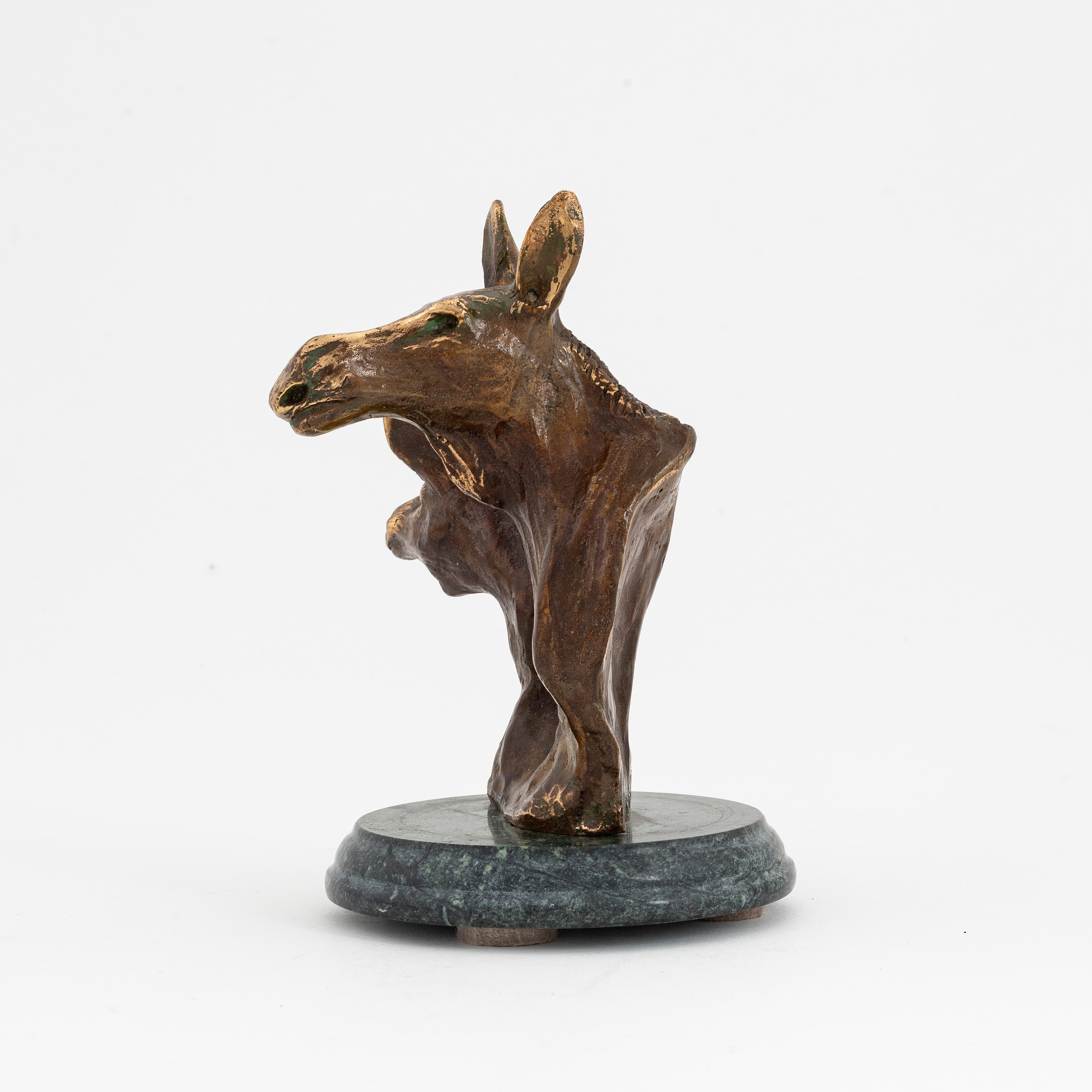 Artwork by Torbjörn Forsberg, Moose cow with calf, Made of Bronze