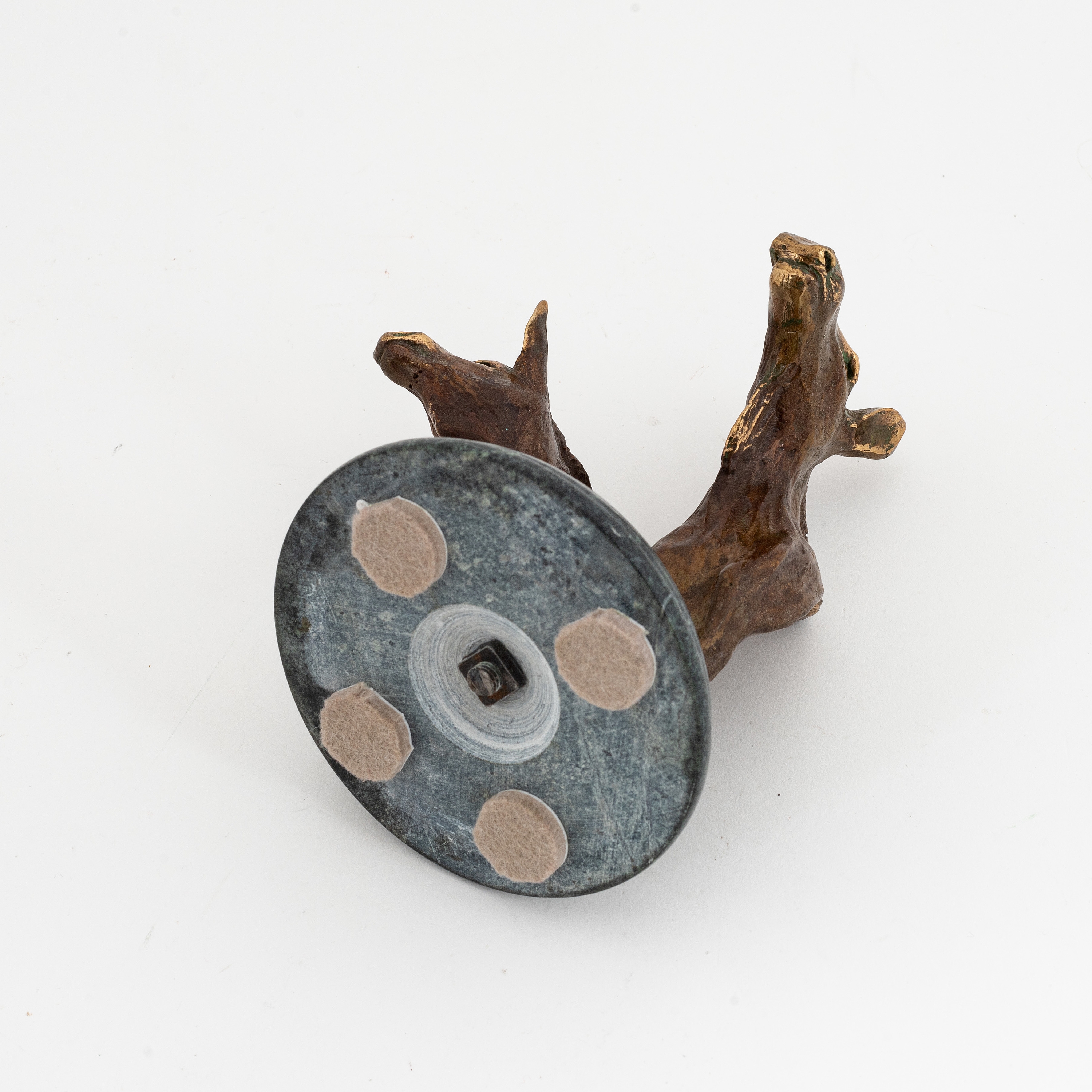 Artwork by Torbjörn Forsberg, Moose cow with calf, Made of Bronze