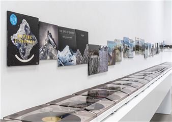 Melanie Manchot: Alpine Diskomiks - Parafin