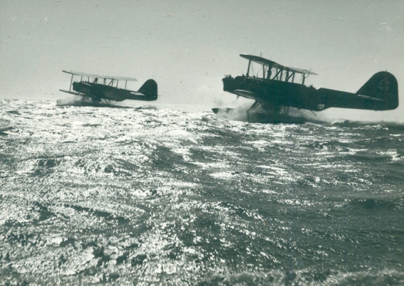 Bei den Seefliegern des Fliegerhorstes List auf Sylt: Zwei Seekampfflugzeuge im Wasser kurz vorm Abheben by Gerhard Riebicke, 1936