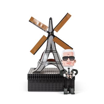 Eine 3-dimensional bedruckte Pappfigur von Karl Lagerfeld mit zugehöriger Eiffelturm-Deckeldose - Joana Bonet