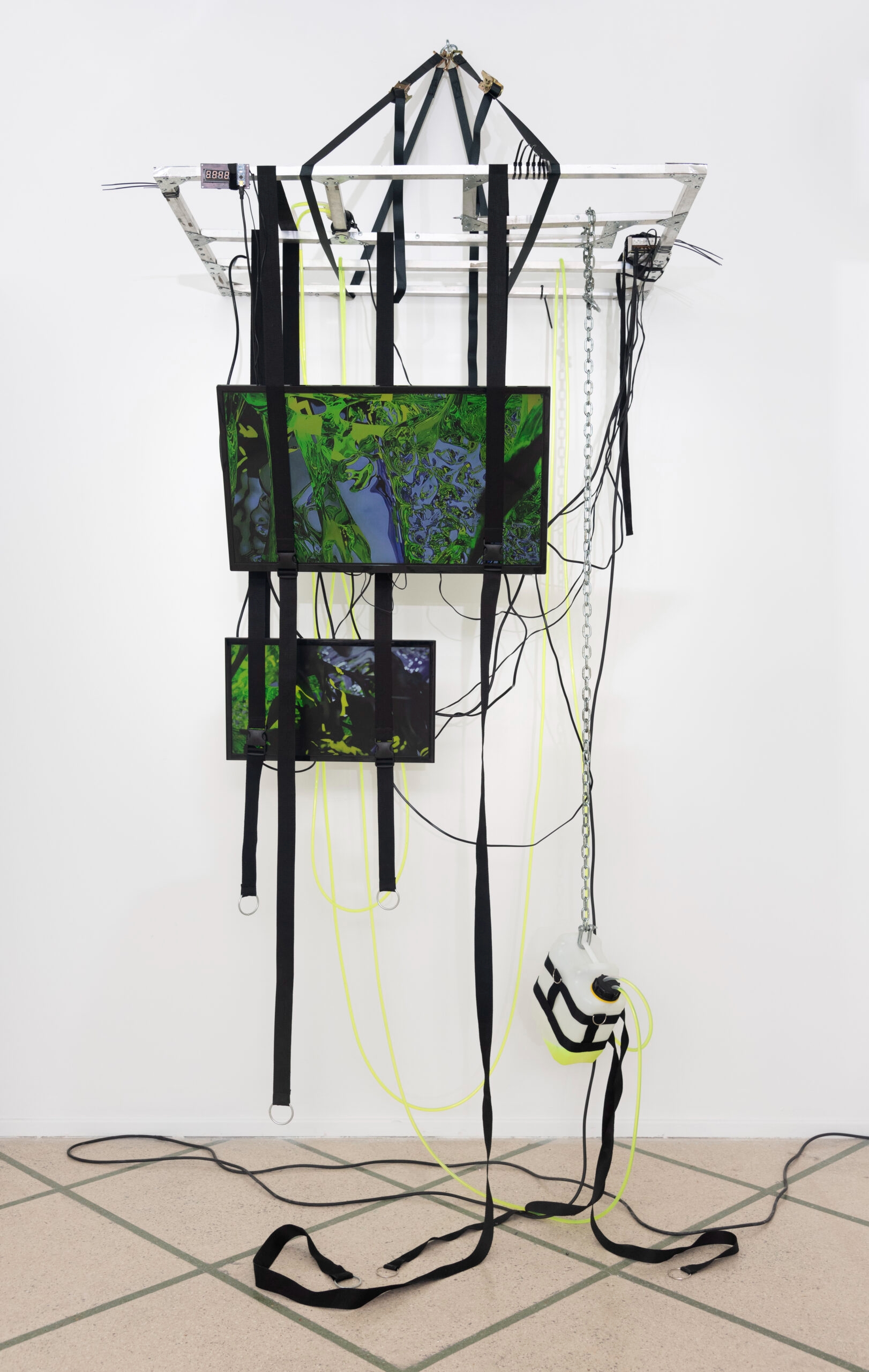 Artwork by Facundo Suasnabar, Cuando dejamos de entender el mundo //S-005//, Made of NFT presented in an installation consisting of harnesses, supports, drum with liquid, chain, seals and 2 televisions