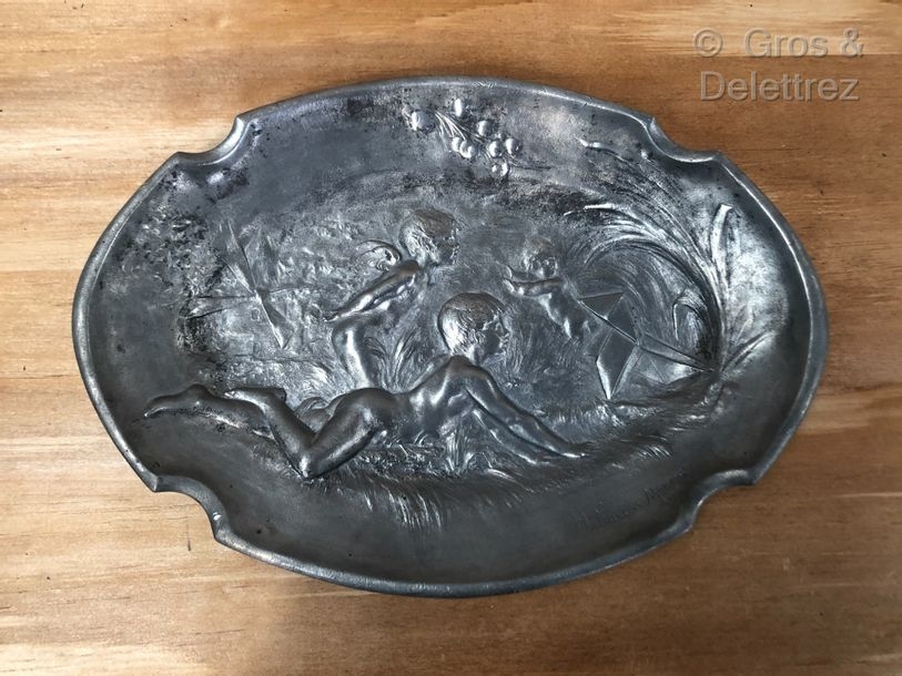 Hippolyte François Moreau PRESENTOIR decorated with three children