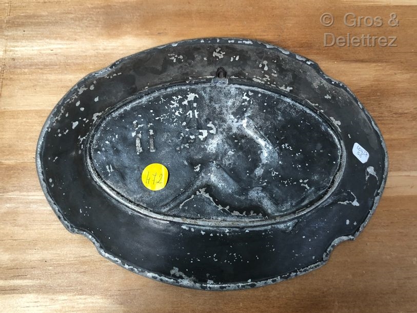 Hippolyte François Moreau PRESENTOIR decorated with three children