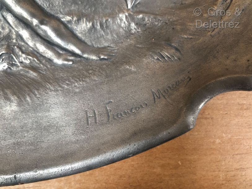 Hippolyte François Moreau PRESENTOIR decorated with three children