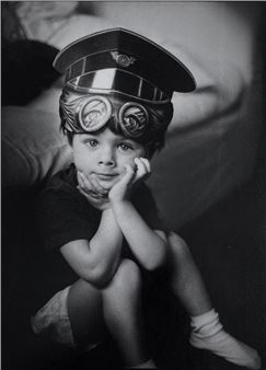 Child with mask and pilot's cap - Daniel Lebée