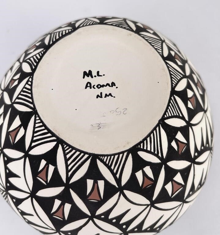 Artwork by Miranda Leno, Pot Vase, Made of Pottery