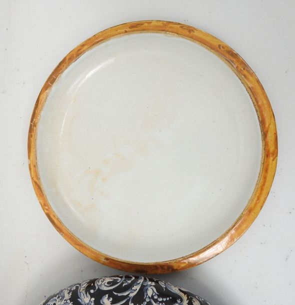 Artwork by Ulysse Besnard, Round polychrome earthenware bonbonniere decorated with the crowned salamander housed in a medallion and on a black background, Made of polychrome earthenware