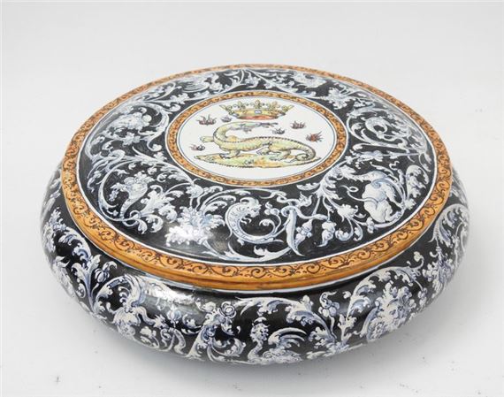 Round polychrome earthenware bonbonniere decorated with the crowned salamander housed in a medallion and on a black background by Ulysse Besnard, dated July 1874