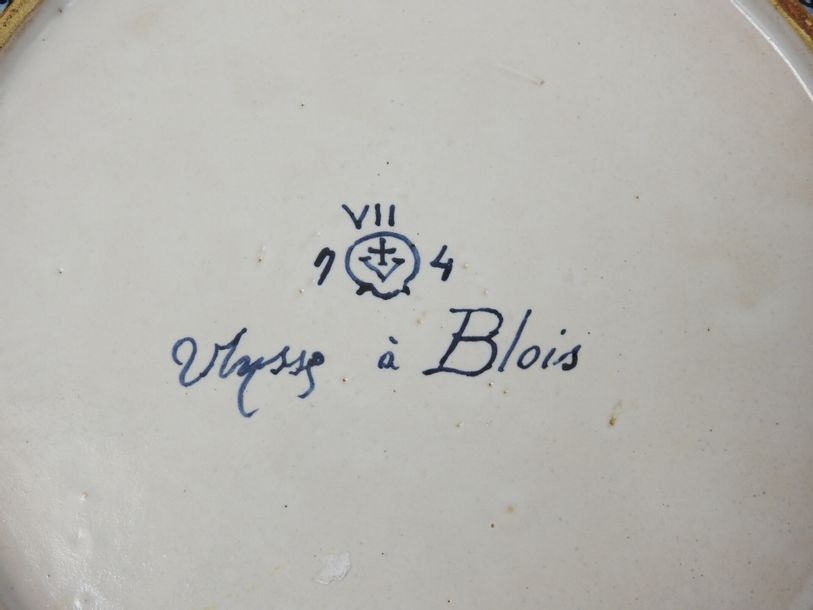 Artwork by Ulysse Besnard, Round polychrome earthenware bonbonniere decorated with the crowned salamander housed in a medallion and on a black background, Made of polychrome earthenware