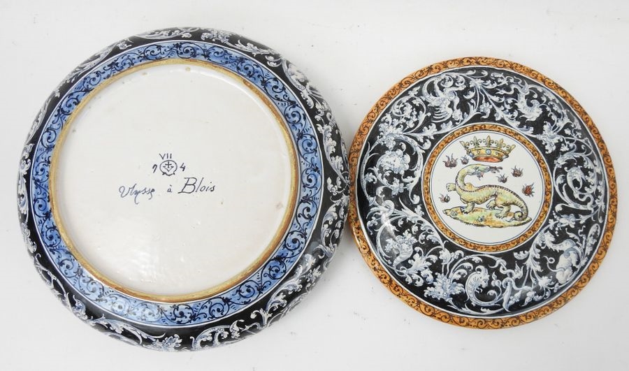 Artwork by Ulysse Besnard, Round polychrome earthenware bonbonniere decorated with the crowned salamander housed in a medallion and on a black background, Made of polychrome earthenware