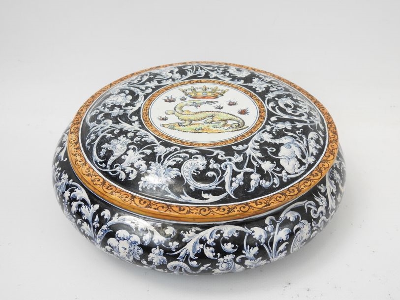 Artwork by Ulysse Besnard, Round polychrome earthenware bonbonniere decorated with the crowned salamander housed in a medallion and on a black background, Made of polychrome earthenware