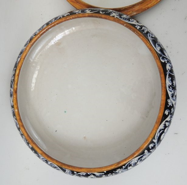 Artwork by Ulysse Besnard, Round polychrome earthenware bonbonniere decorated with the crowned salamander housed in a medallion and on a black background, Made of polychrome earthenware