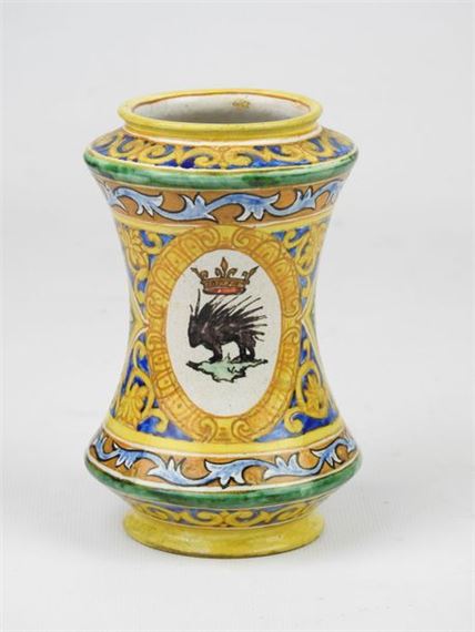Albarello in polychrome earthenware decorated in a cartouche a hedgehog and an intertwined L delimited by a large ochre frieze on a white background