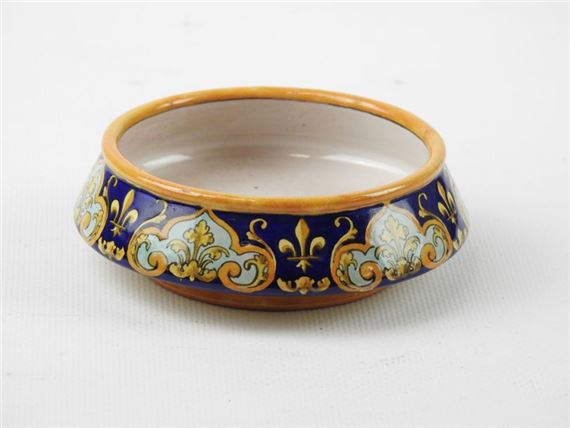 earthenware dish with frieze decoration decorated with fleur-de-lis and interlacing