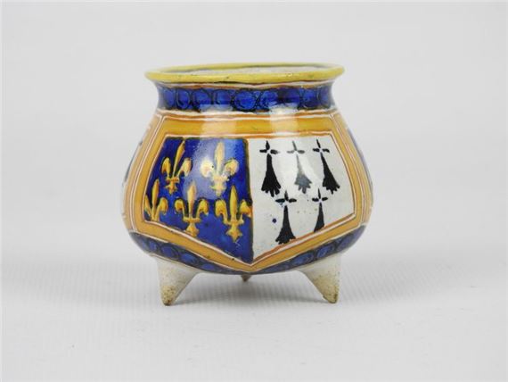 small earthenware cauldron decorated with ermines and fleur-de-lis