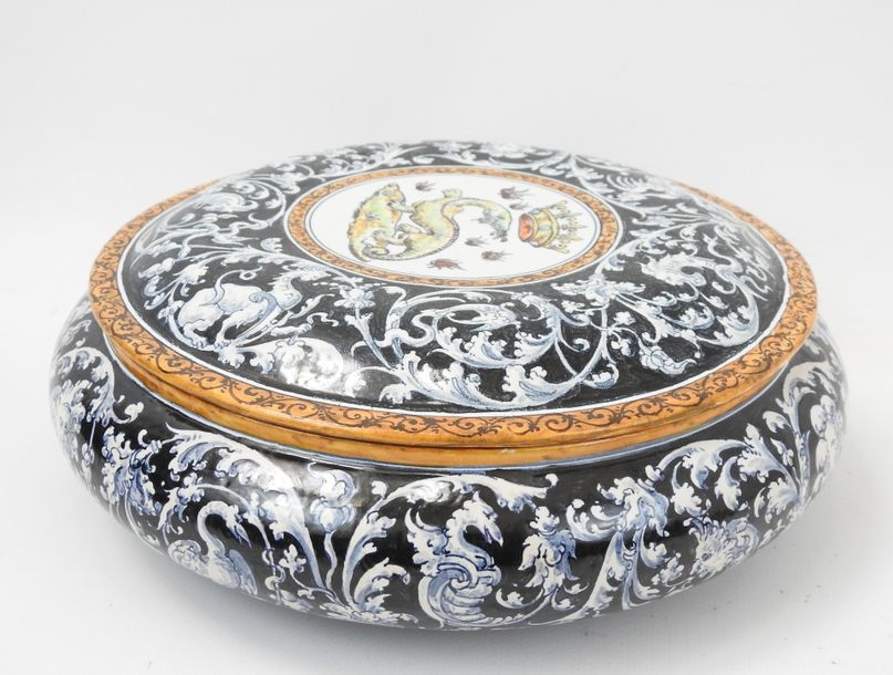 Artwork by Ulysse Besnard, Round polychrome earthenware bonbonniere decorated with the crowned salamander housed in a medallion and on a black background, Made of polychrome earthenware