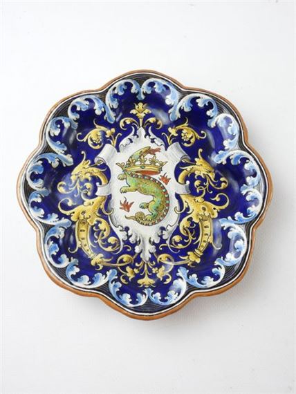 Polylobed earthenware plate decorated with a crowned salamander on a blue background by Ulysse Besnard, dated 1886