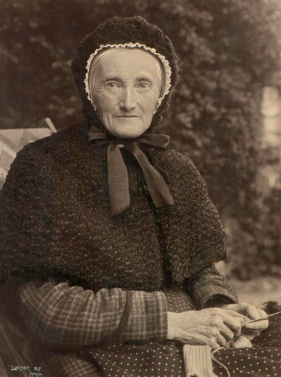 Artwork by Jacques Luscher, Portrait d'une tricoteuse, Made of black and white silver print