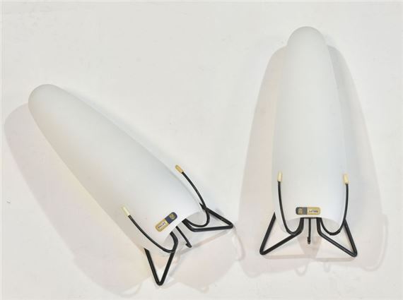 Paire d'appliques, structure en fil de fer laqué noir supportant une ogive en opaline by Louis Christiaan Kalff, 1960